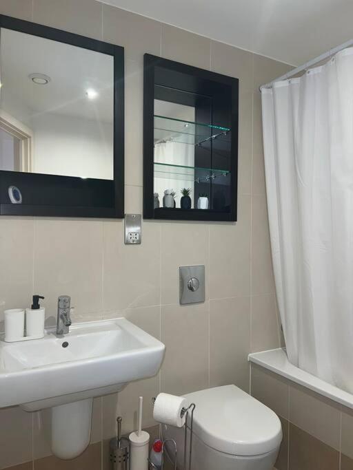 Leeds Clarence Dock 2 Bedroom Apt Exterior photo
